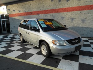 2004 Chrysler Town & Country (2)