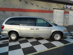 2004 Chrysler Town & Country (3)