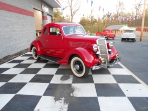 1935 FORD 5 WINDOW COUPE (13)