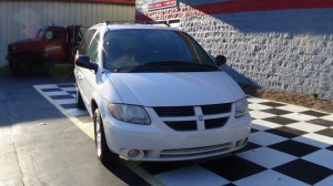 2005-dodge-grand-caravan-white-1