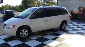 2005-dodge-grand-caravan-white-11