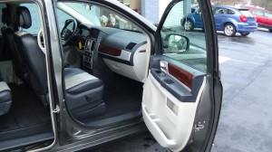 2010 CHRYSLER TOWN AND COUNTRY TOURING (27)