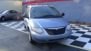 2005 Chrysler Town & Country Blue (1)