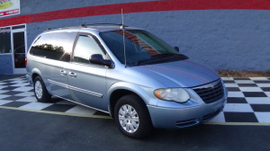 2005 Chrysler Town & Country Blue (2)