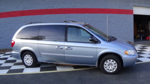 2005 Chrysler Town & Country Blue (3)